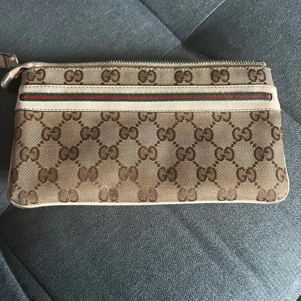 Gucci Beige and Brown Monogram Wristlet wallet with dust bag - Picture 3 of 11